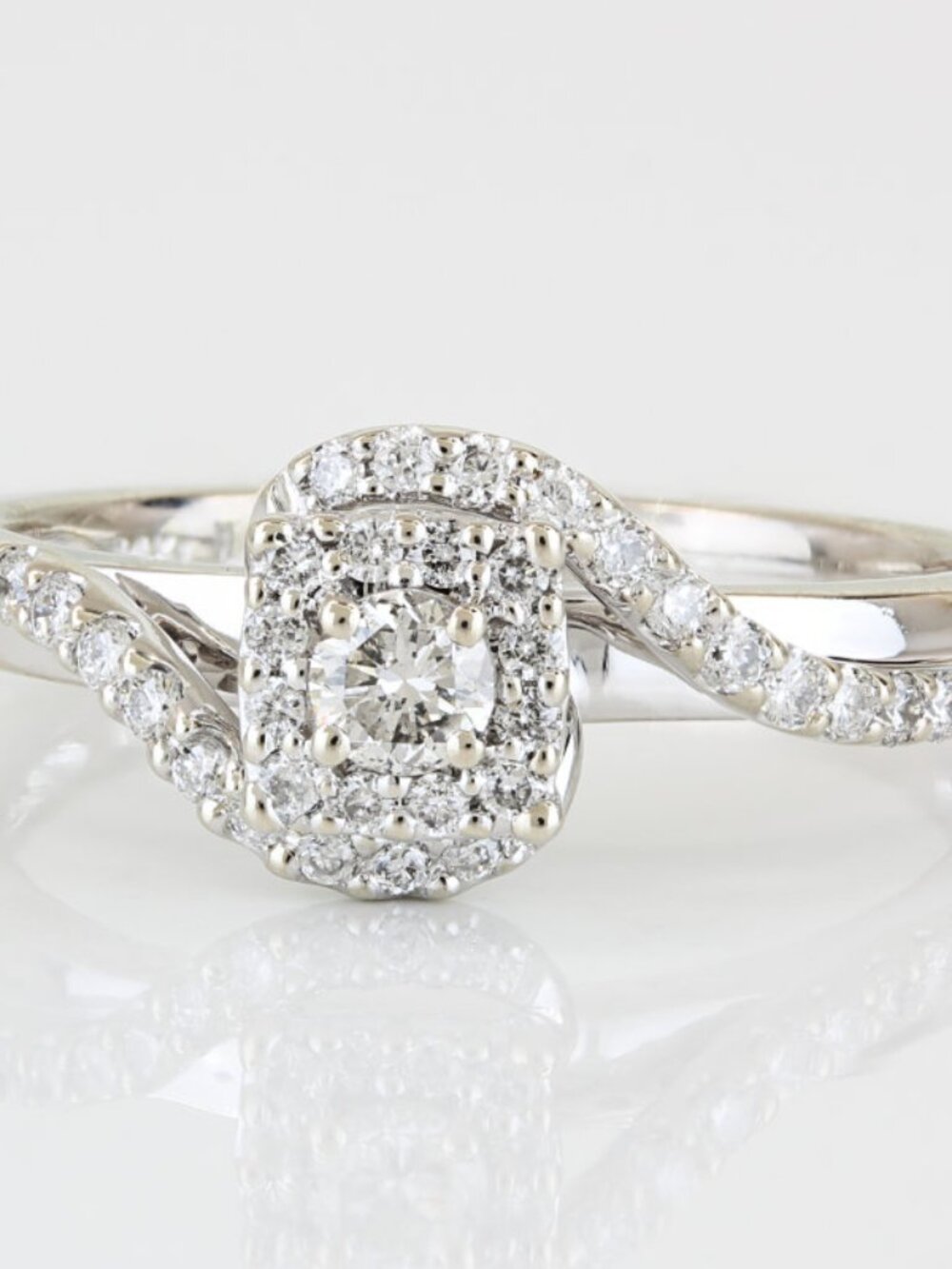 14K White Gold Diamond Halo Cluster Bridal Engagement Anniversary Cocktail Ring